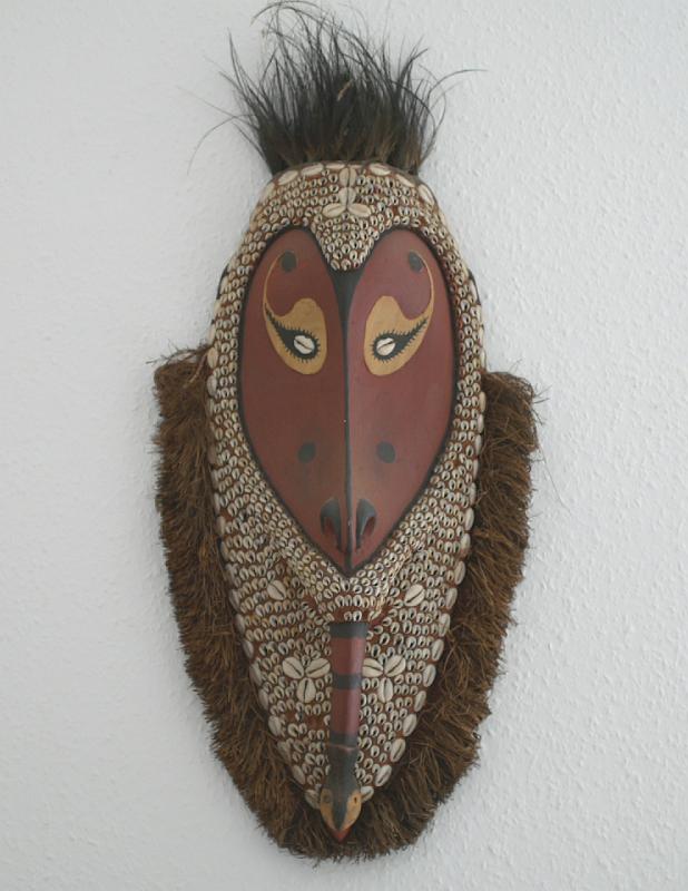 Kunst-14-Seib-unknown.jpg - Wooden mask, Middle Sepik river 1997, unknown artist, w 68 × h 30 (Photo by Roland Seib)